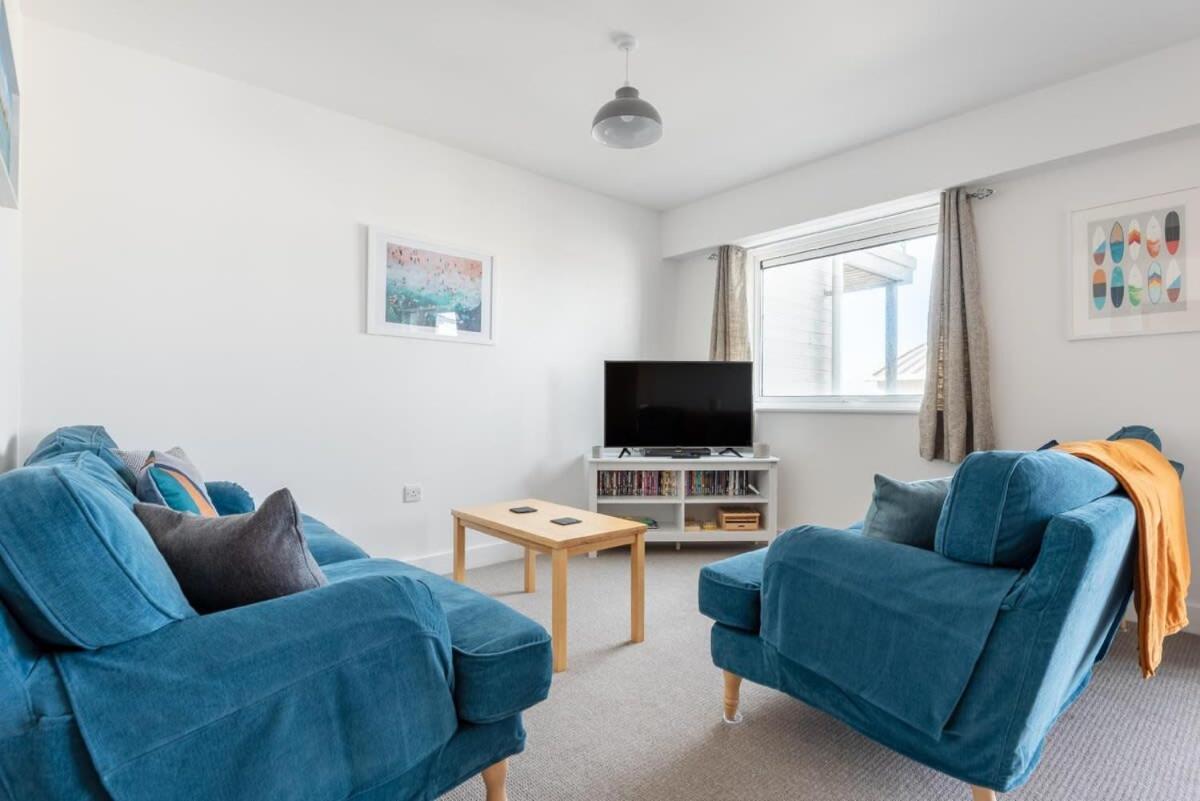 Spacious Flat Sea Views & Private Parking Fistral *