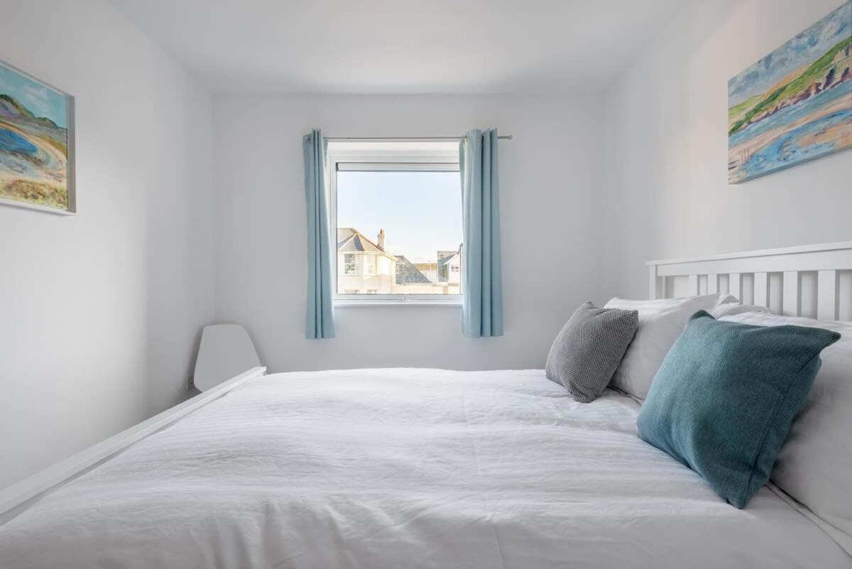 Spacious Flat Sea Views & Private Parking Fistral Apartment Newquay (Cornwall)