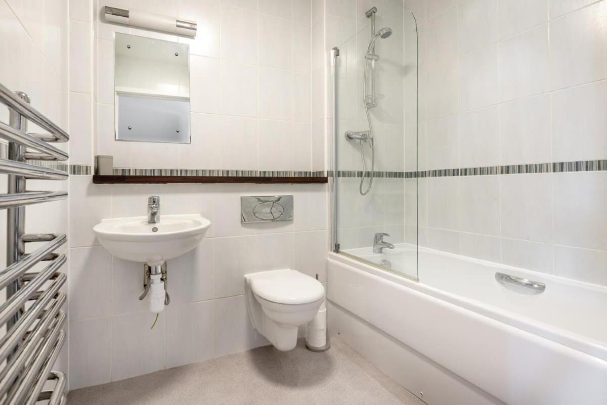Spacious Flat Sea Views & Private Parking Fistral *