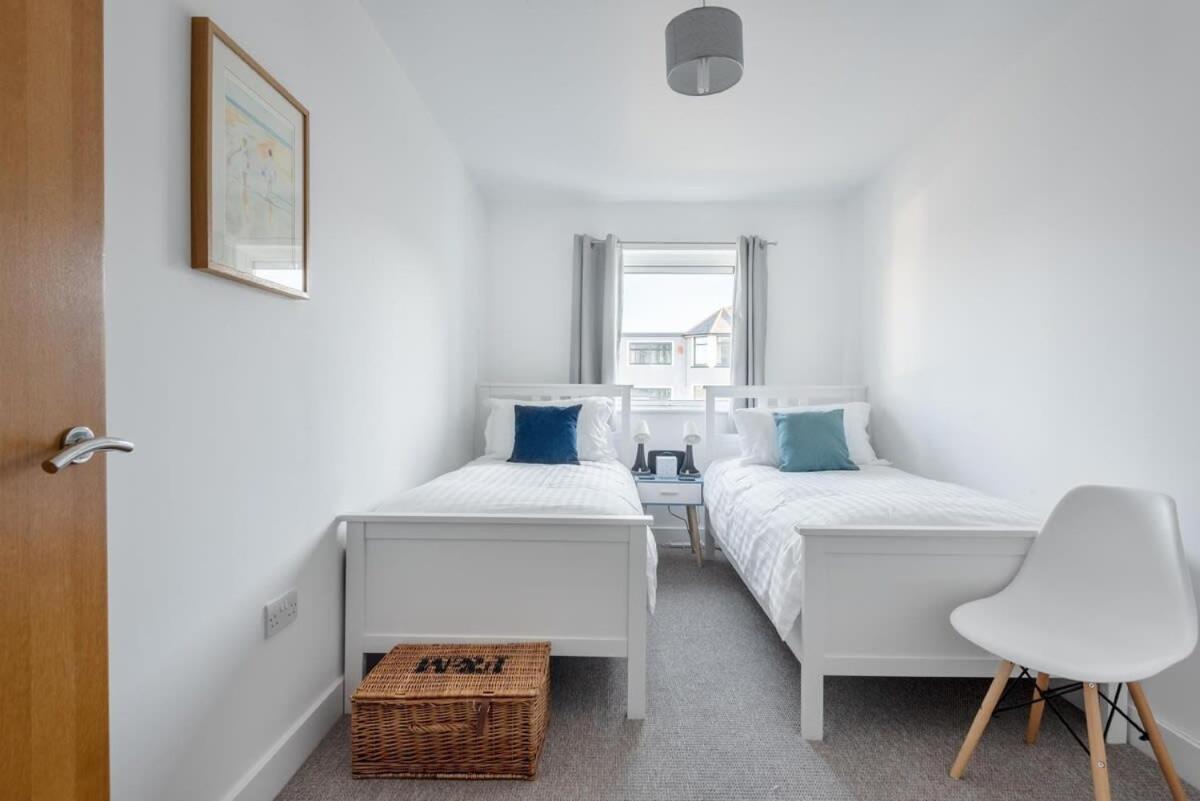 Spacious Flat Sea Views & Private Parking Fistral