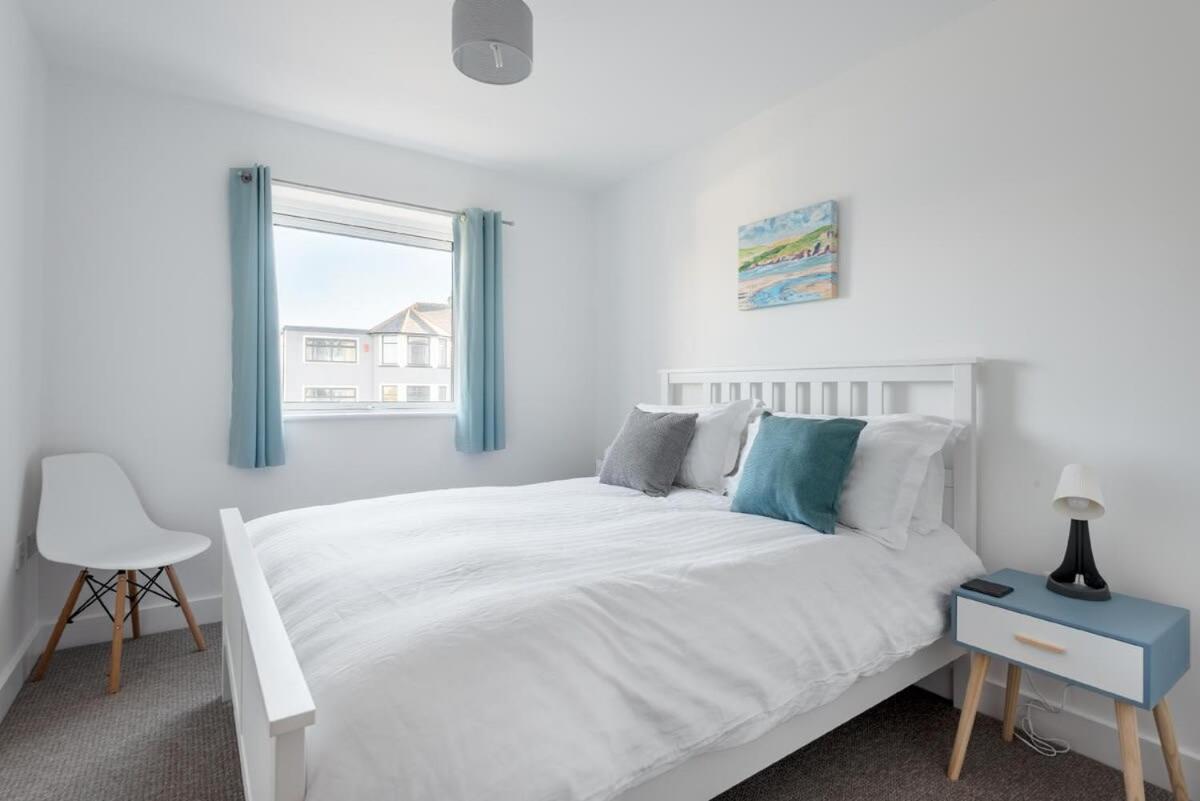 Spacious Flat Sea Views & Private Parking Fistral Apartment