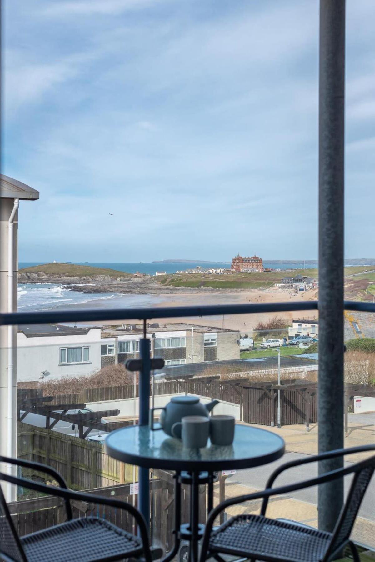Spacious Flat Sea Views & Private Parking Fistral